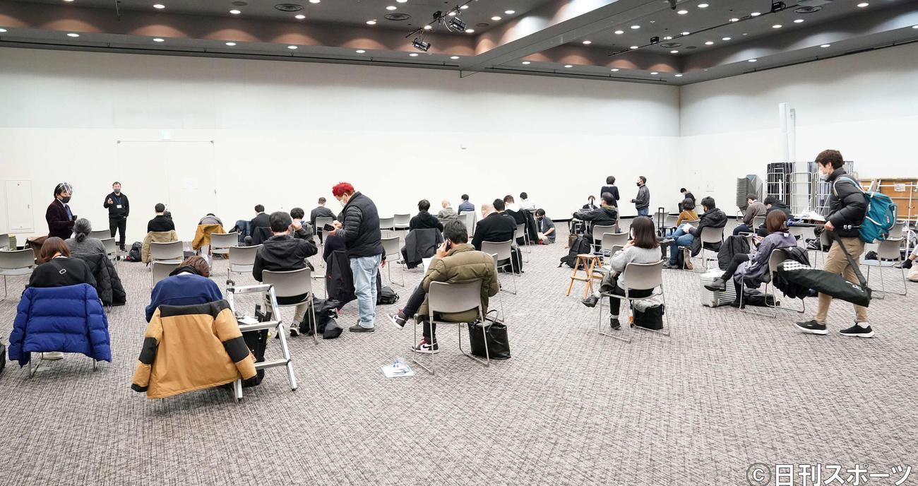 アンジャッシュの渡部建の会見が予定されている会場横で間隔を保ち、待機する報道陣（撮影・江口和貴）