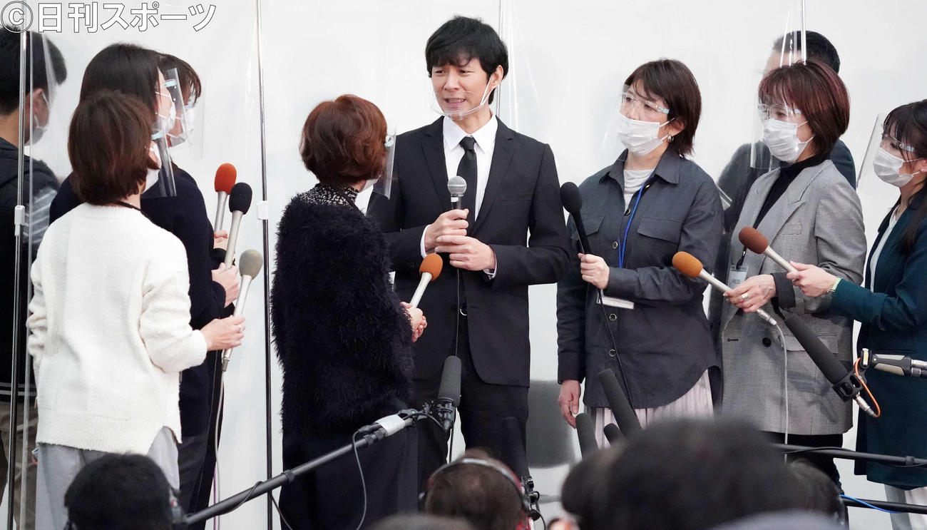 会見を行うアンジャッシュの渡部建（中央）（撮影・江口和貴）