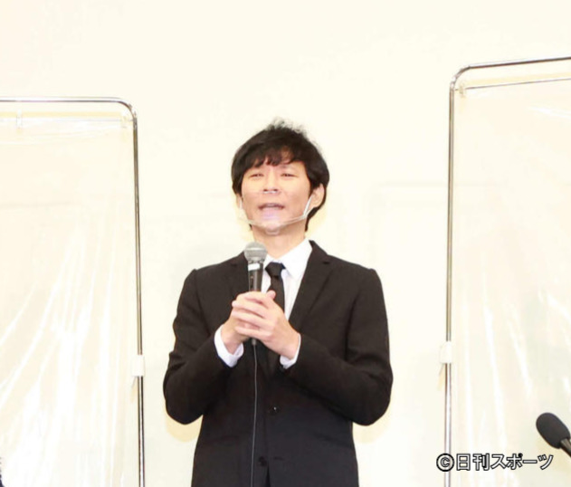 会見を行うアンジャッシュの渡部建（中央）（撮影・江口和貴）