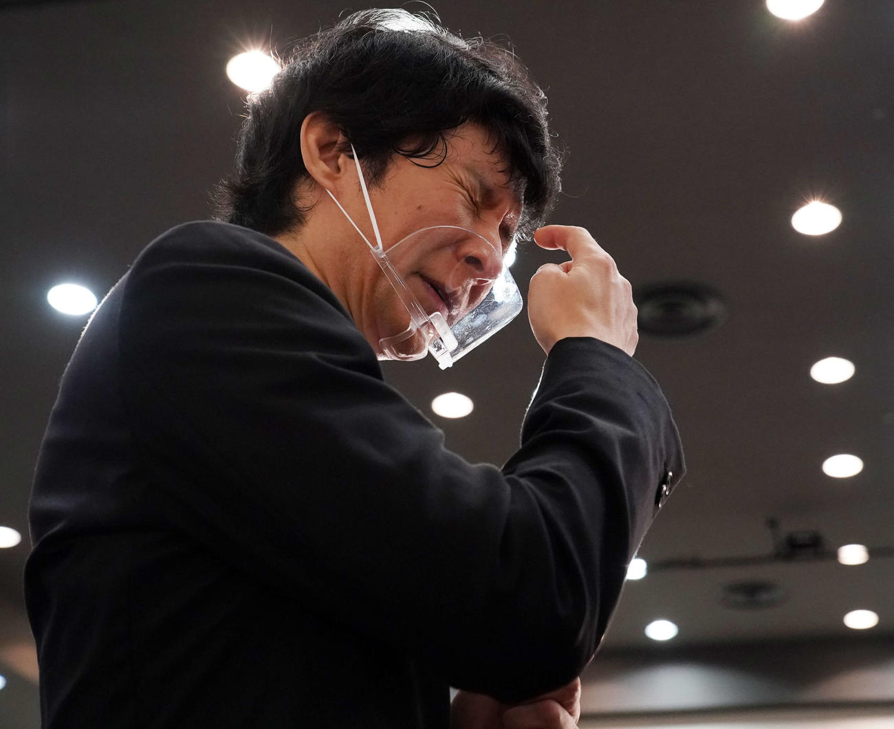 会見で厳しい表情を見せるアンジャッシュの渡部建（撮影・江口和貴）
