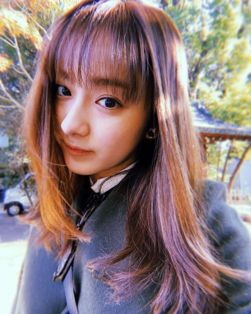 ブログで髪をなびかせたオフショットを公開する平祐奈