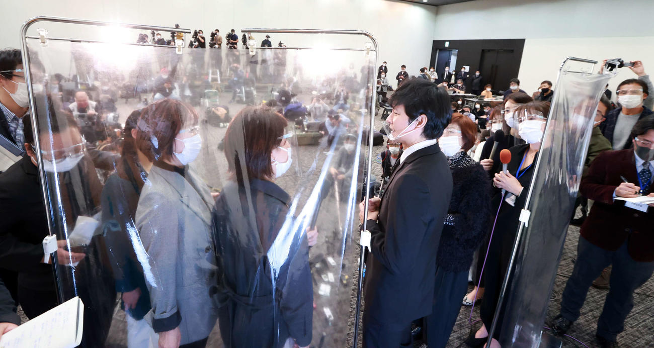 会見で報道陣の質問に答えるアンジャッシュの渡部建（中央）（撮影・江口和貴）