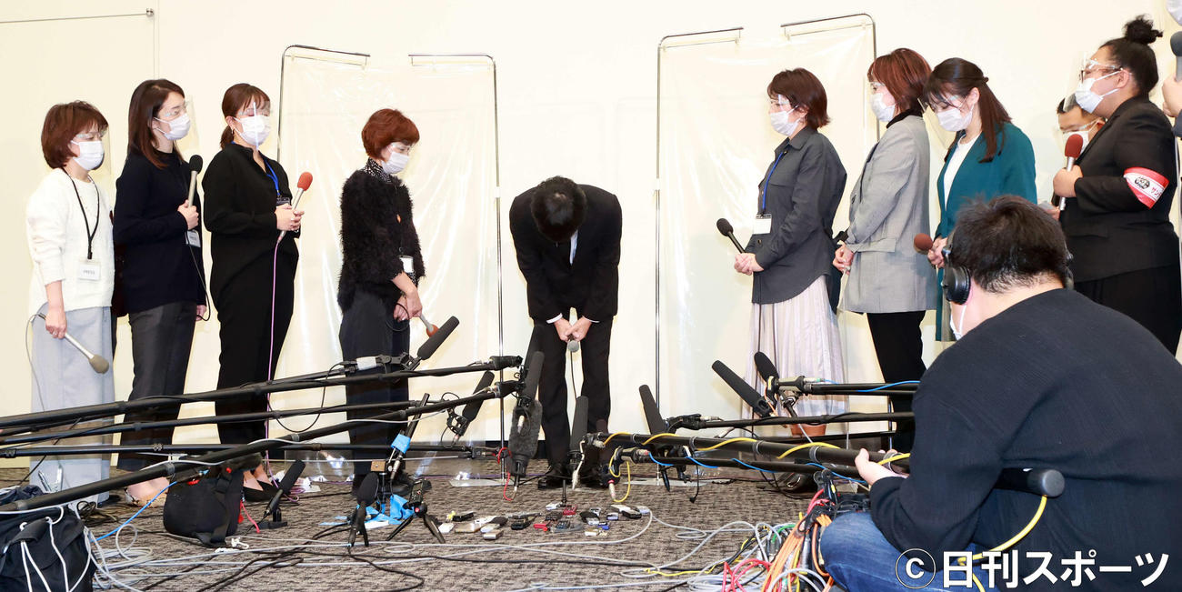 会見を行い頭を下げ謝罪するアンジャッシュの渡部建（中央）（撮影・江口和貴）