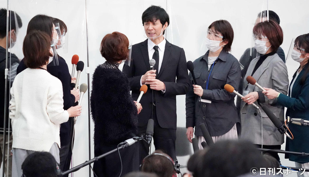 会見を行うアンジャッシュの渡部建（中央）（撮影・江口和貴）