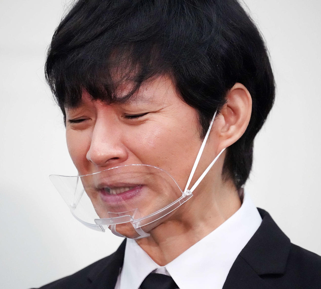 会見中、厳しい表情を見せるアンジャッシュの渡部建（撮影・江口和貴）
