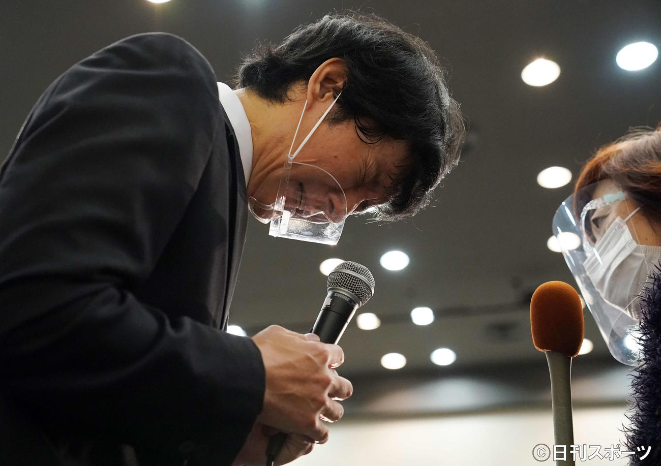会見で厳しい表情を見せるアンジャッシュの渡部建（左）（撮影・江口和貴）