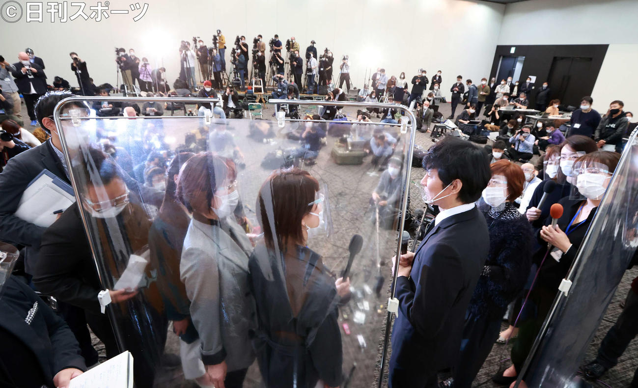会見で記者の質問に答えるアンジャッシュの渡部建（撮影・江口和貴）