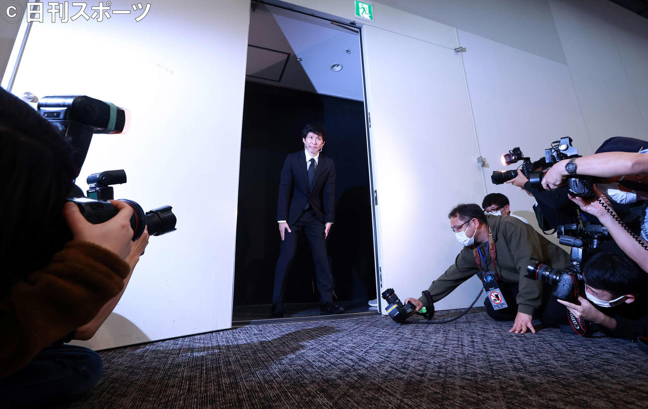 会見を終え、一礼して引き揚げるアンジャッシュの渡部建（撮影・江口和貴）