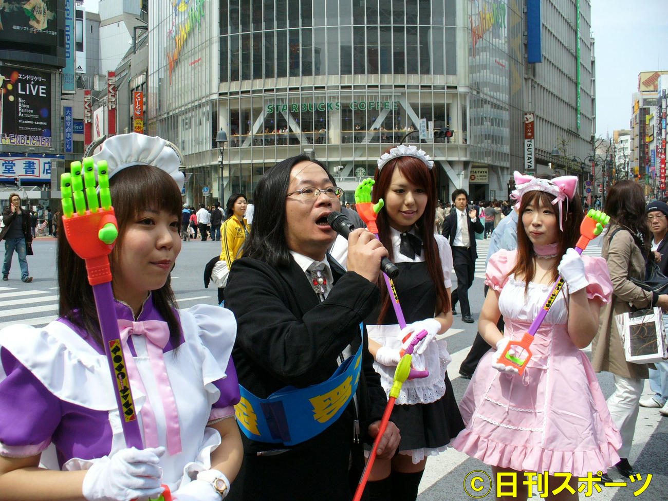 渋谷区長選挙　立候補したおたく評論家の宅八郎氏はマジックハンドを持ちメイド姿の女性らと第一声。（2007年4月15日撮影）