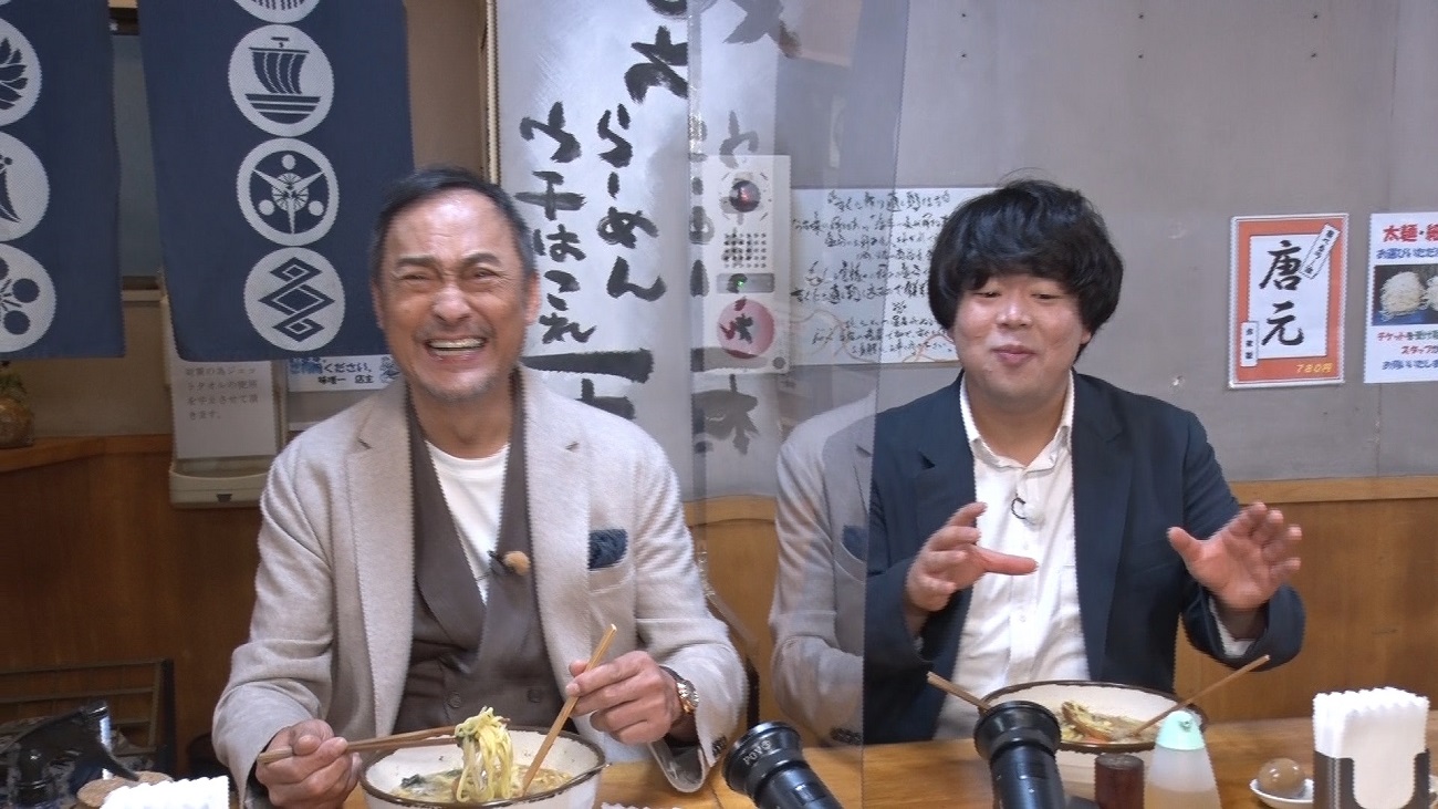 1軒目のラーメン店で世界の渡辺謙（左）とエスコートする草薙はガチガチに緊張して…