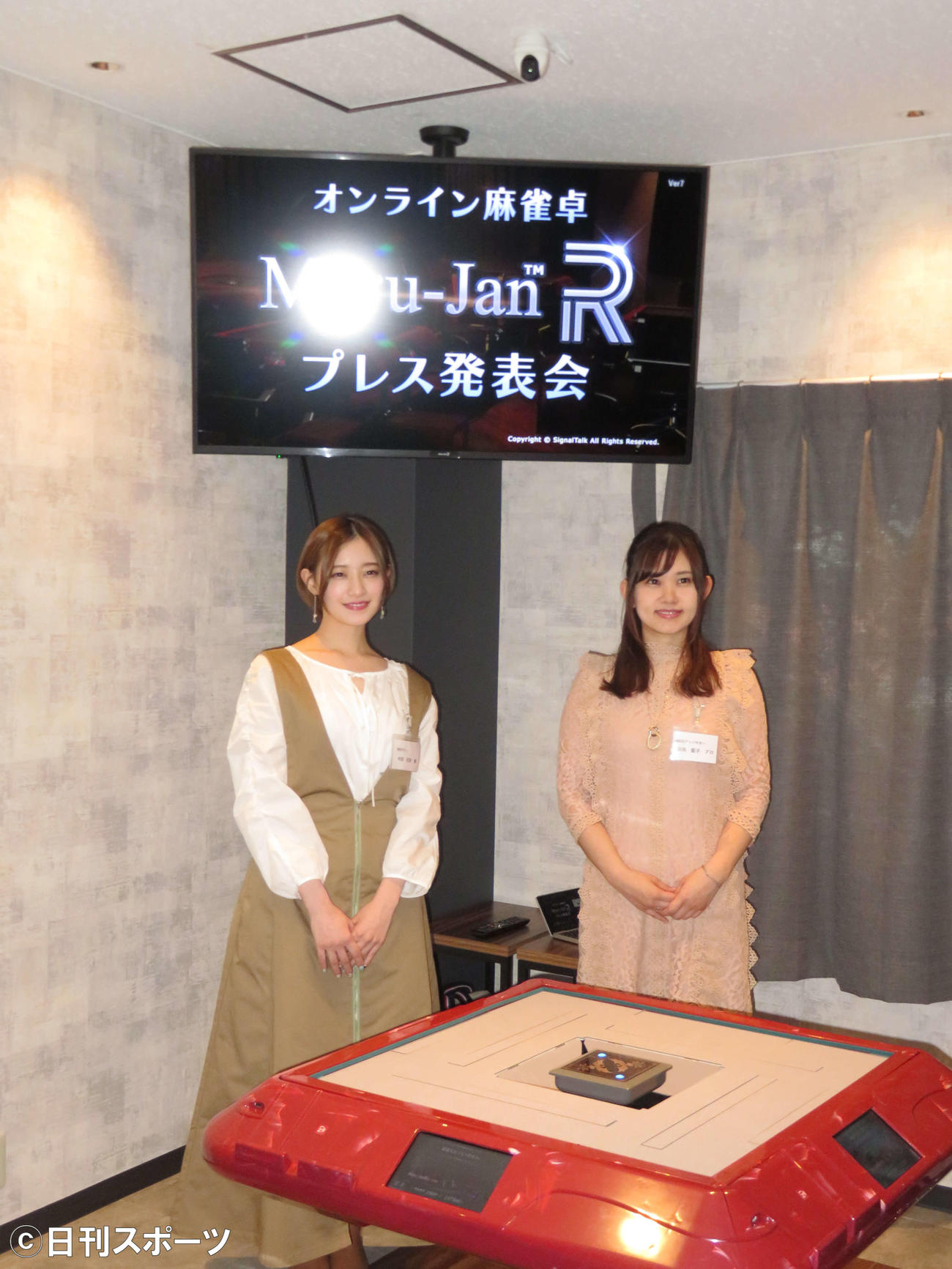 オンライン麻雀卓「Maru－JanR」のプレス発表会に出席した中田花奈（左）と麻雀プロの日向藍子（右）（撮影・横山慧）
