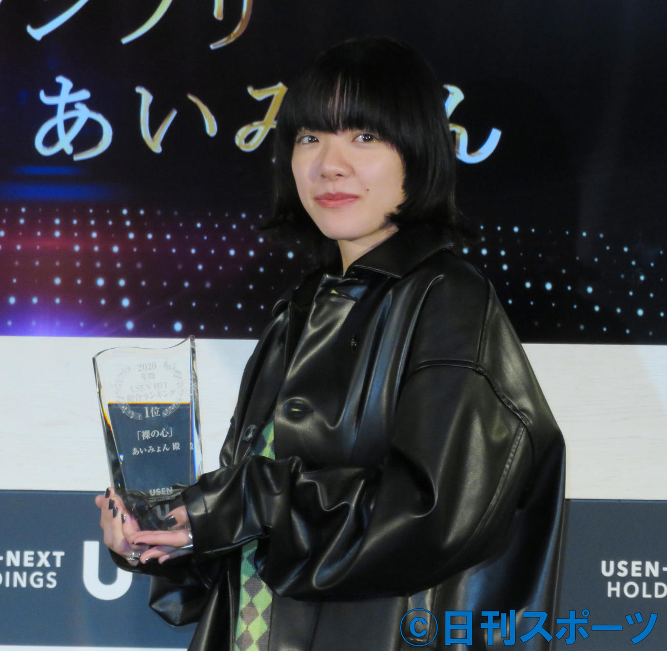 「2020　年間　USEN　HITランキング」J－POP／総合ランキングで1位を獲得し、笑顔で写真に納まるあいみょん（撮影・佐藤勝亮）