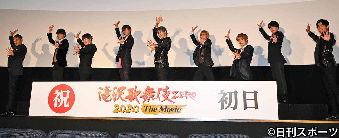 映画「滝沢歌舞伎　ZERO　2020　The　Movie」初日舞台あいさつで歌舞伎ポーズを決めるSnow　Man（撮影・鈴木みどり）