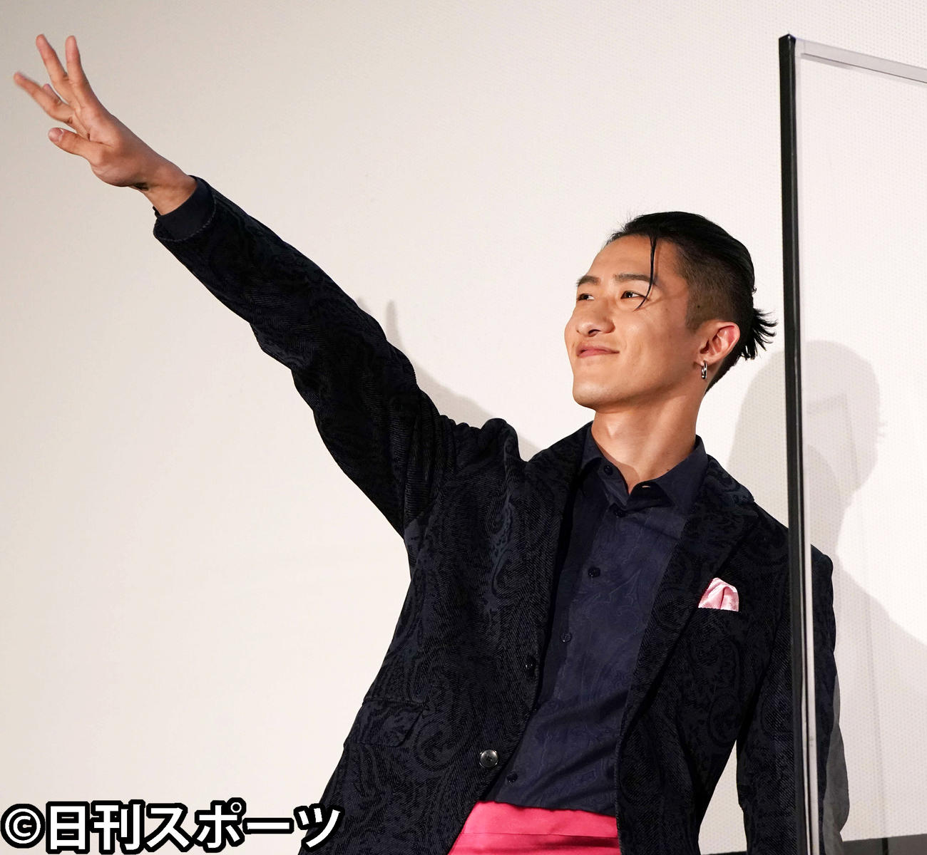 映画「滝沢歌舞伎　ZERO　2020　The　Movie」初日舞台あいさつに登壇し、ファンに手を振る岩本照（撮影・鈴木みどり）