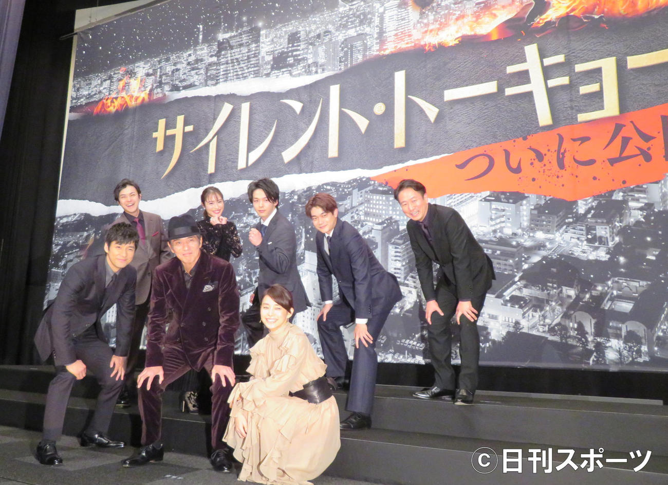 映画「サイレント・トーキョー」初日舞台あいさつに登壇した、前列左から西島秀俊、佐藤浩市、石田ゆり子、後列左から勝地涼、広瀬アリス、中村倫也、井之脇海、波多野貴文監督（撮影・村上幸将）