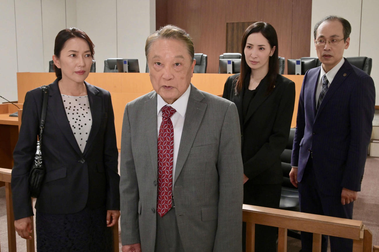 テレビ朝日系ミステリー「おかしな刑事」最新作に出演する左から羽田美智子、伊東四朗、真飛聖、正名僕蔵