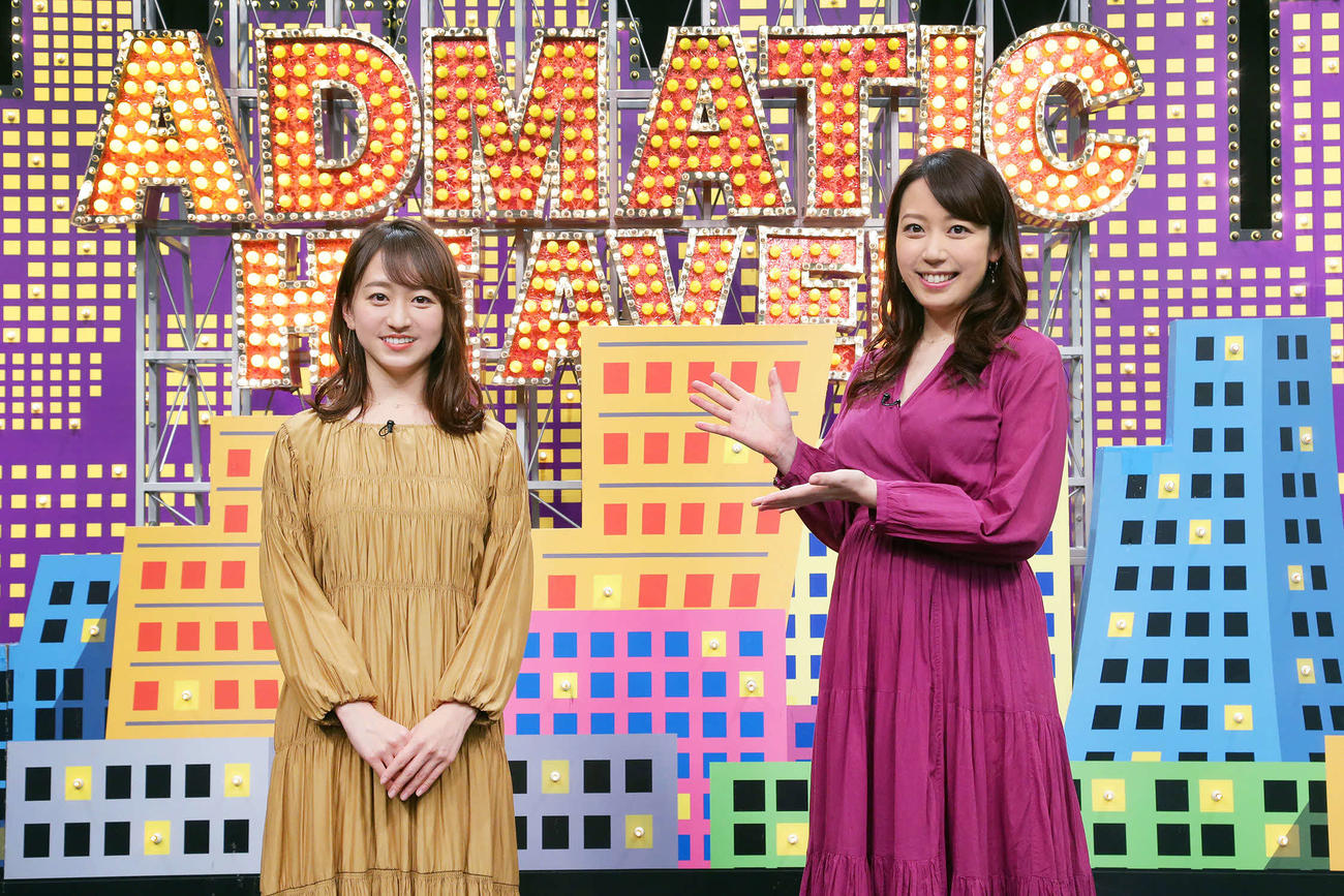 テレビ東京系バラエティー「出没！アド街ック天国」の4代目秘書に就任する片渕茜アナウンサー（左）。右は番組を卒業する須黒清華アナ