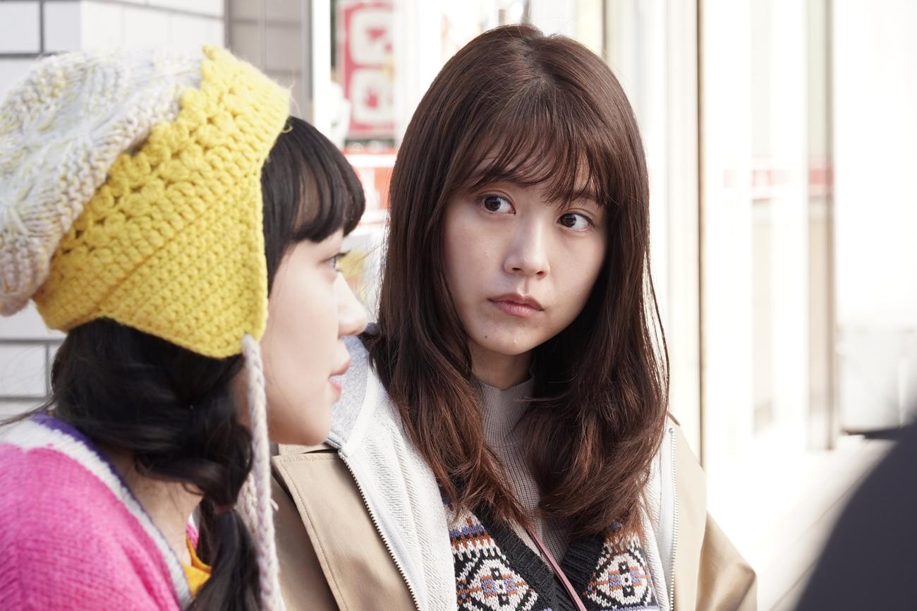 親友のみゆき（奈緒＝左）から、弟のことを打ち明けられて驚く安達桃子（有村架純）（C）カンテレ