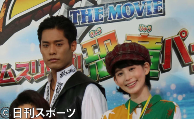 岸田タツヤ（左）と金城茉奈さん（2019年7月15日撮影）