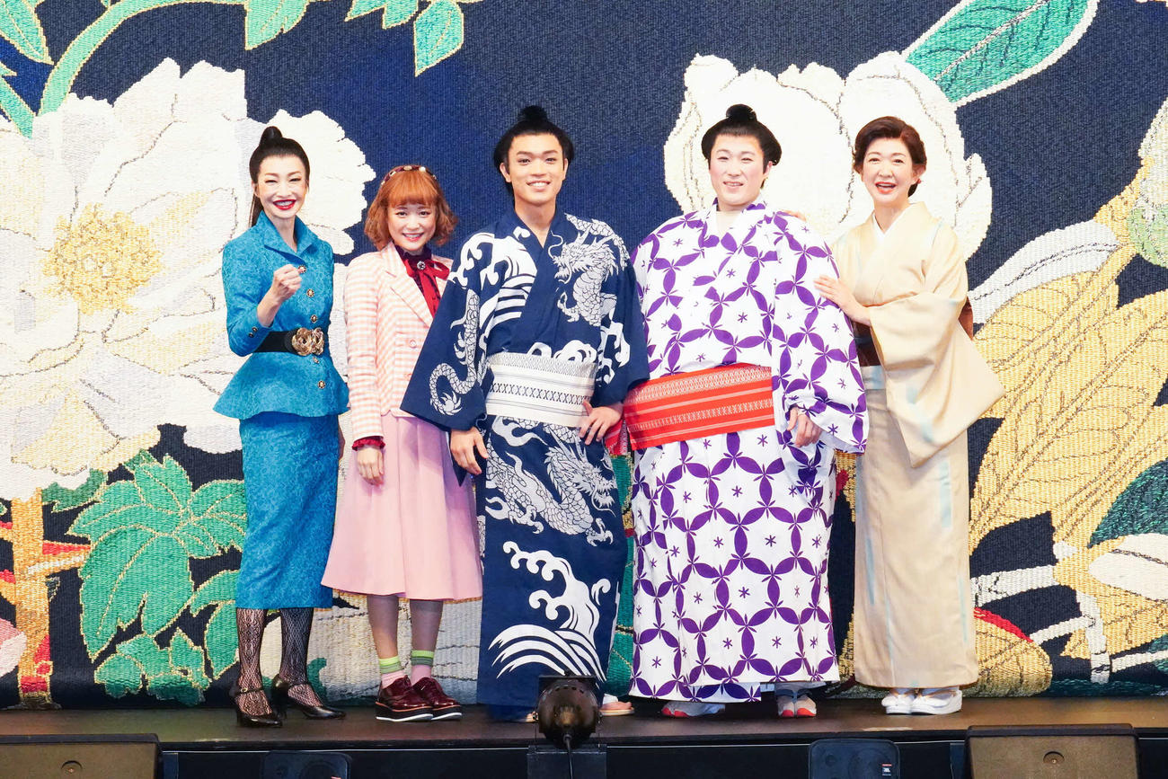 舞台「両国花錦闘士」の取材会に出席した、左からりょう、大原桜子、原嘉孝、大鶴佐助、紺野美沙子（撮影：田中亜紀）