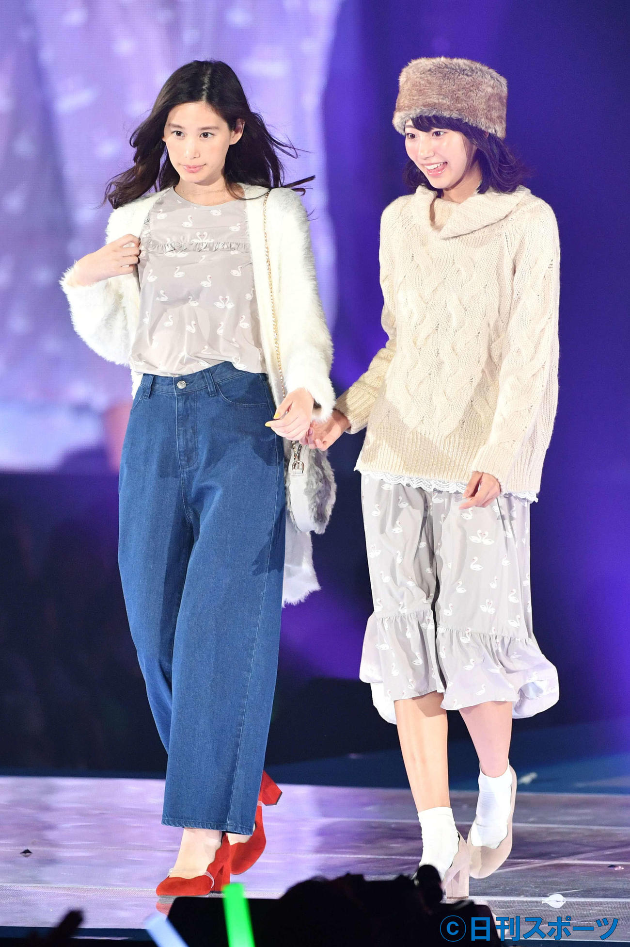 ガールズアワード2016秋／冬に出演する金城茉奈さん（左）と武田玲奈（2016年10月8日撮影）