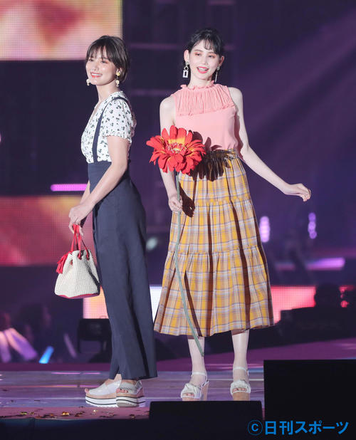 「ガールズアワード2019」イベントに出演した佐藤エリ（左）と金城茉奈さん（2019年5月18日撮影）
