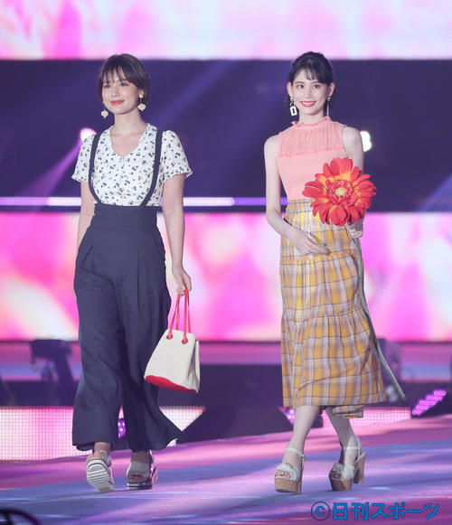 「ガールズアワード2019」イベントに出演した佐藤エリ（左）と金城茉奈さん（2019年5月18日撮影）