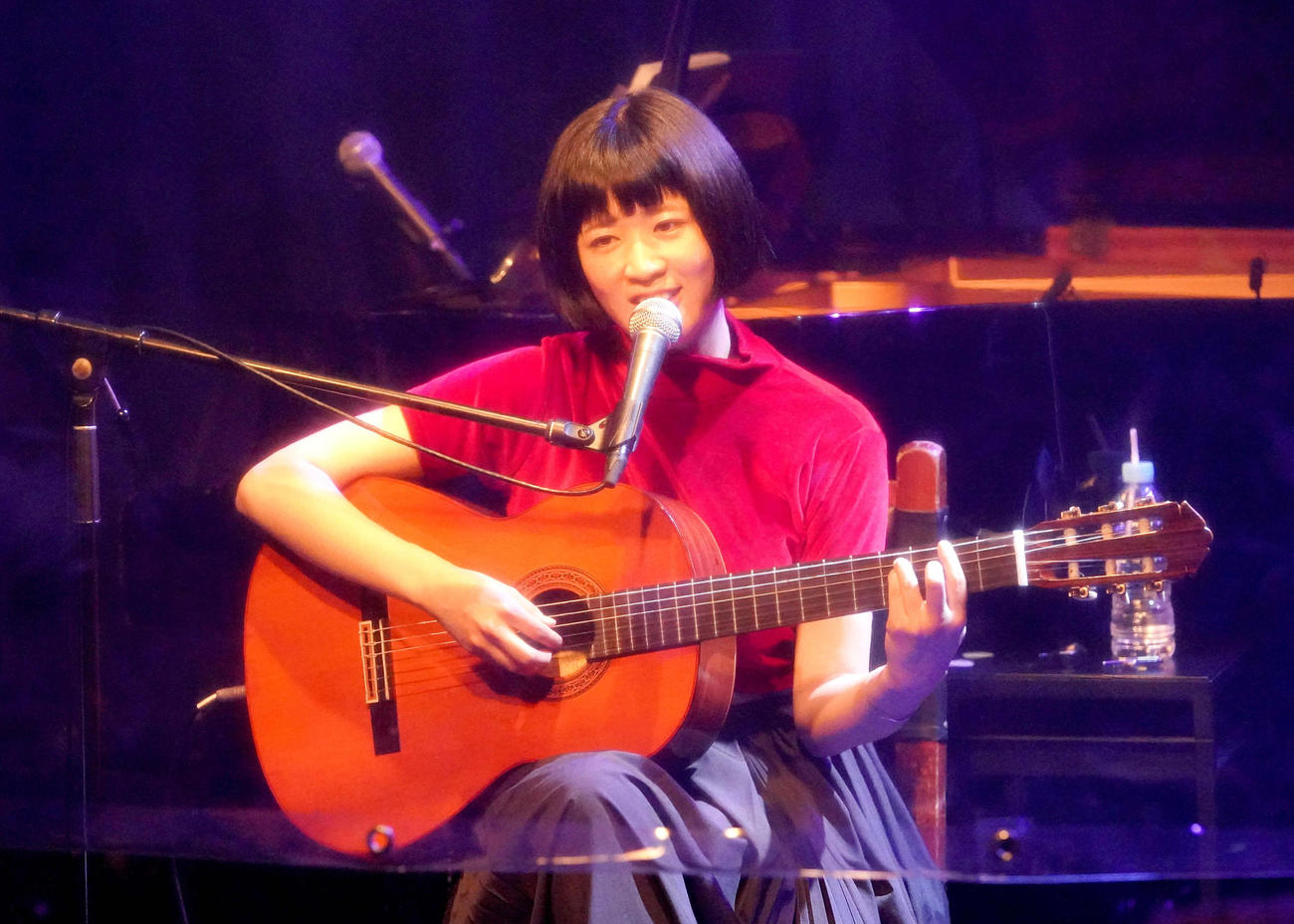 初めて一人での弾き語りを披露する伊藤美裕