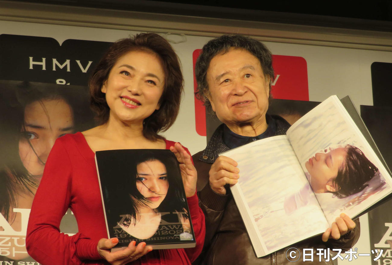 写真集「AKI　MIZUSAWA　1975－2020」出版記念イベントに出席した水沢アキ（左）と篠山紀信氏（撮影・遠藤尚子）