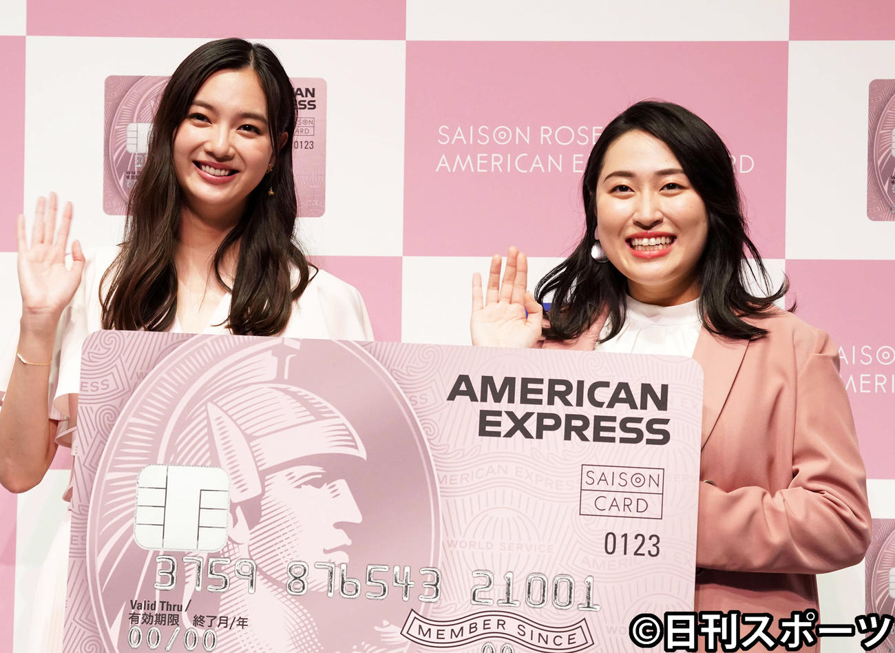 笑顔で手を振る新川優愛（左）と丸山礼（2020年11月26日撮影）