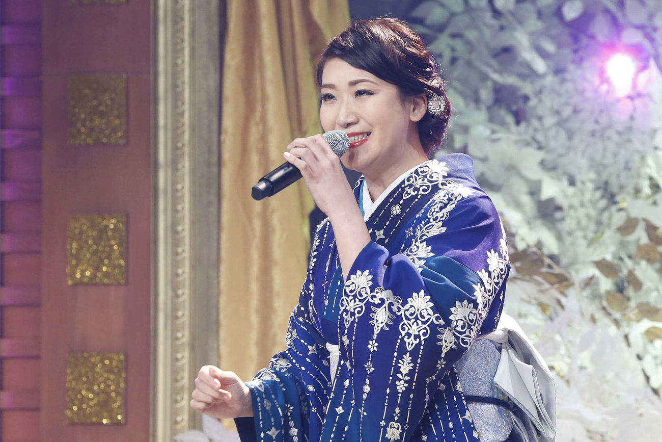 「第53回日本作詩大賞」で大賞を受賞した「なごり歌」を歌唱する市川由紀乃