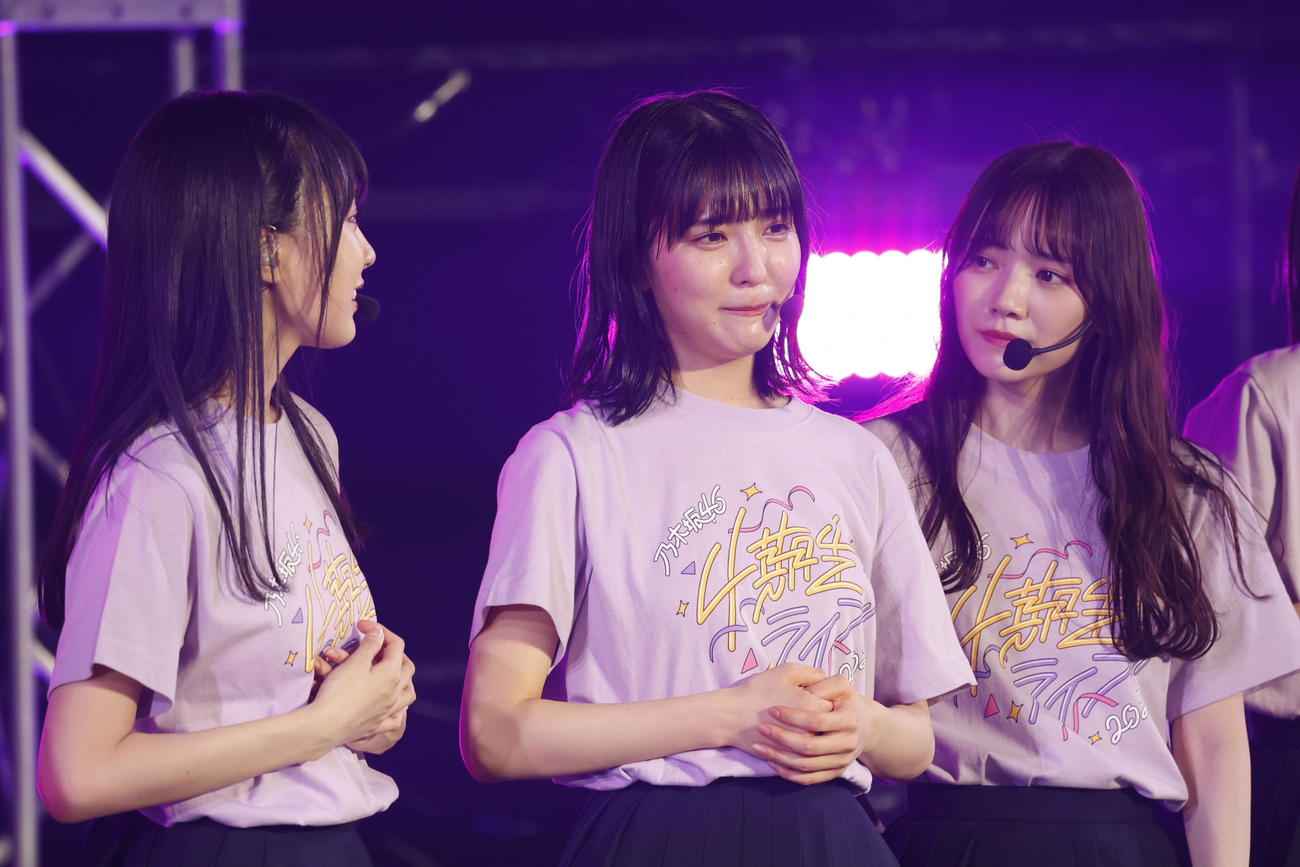 新曲「Out　of　the　blue」を披露した乃木坂46の4期生。涙ぐんであいさつするセンターの早川聖来（中央）