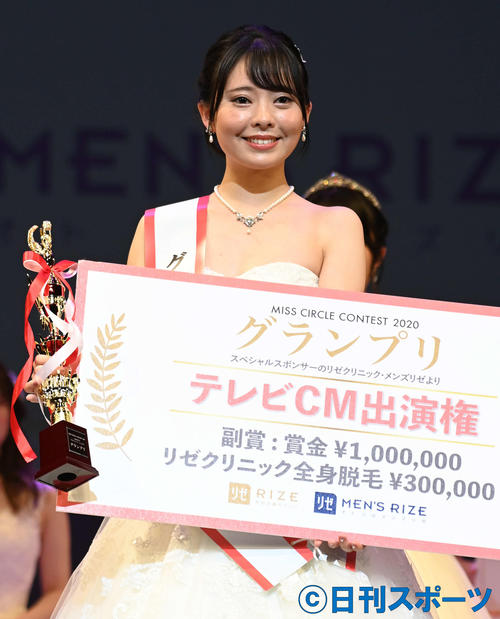 MISS CIRCLE CONTEST2020グランプリの森明日香さんは笑顔を見せる(撮影・山崎安昭)