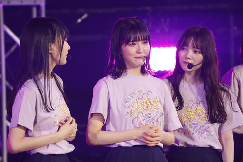 新曲「Out of the blue」を披露した乃木坂46の4期生。涙ぐんであいさつするセンターの早川聖来(中央)