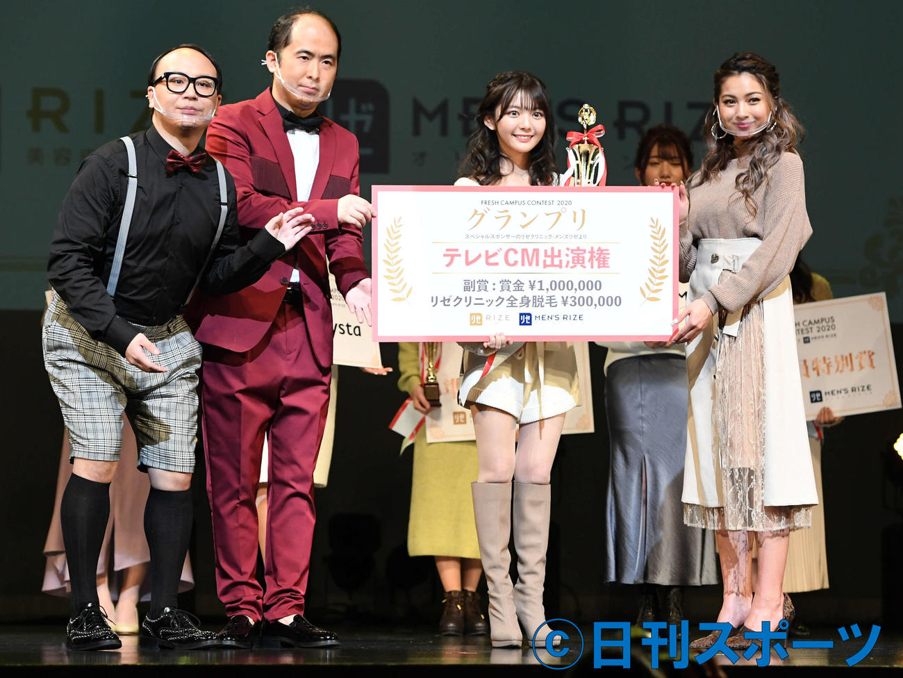 FRESH　CAMPUS　CONTEST2020グランプリの石川真衣（左から3人目）はトレンディエンジェルとゆきぽよと一緒に記念撮影（撮影・山崎安昭）