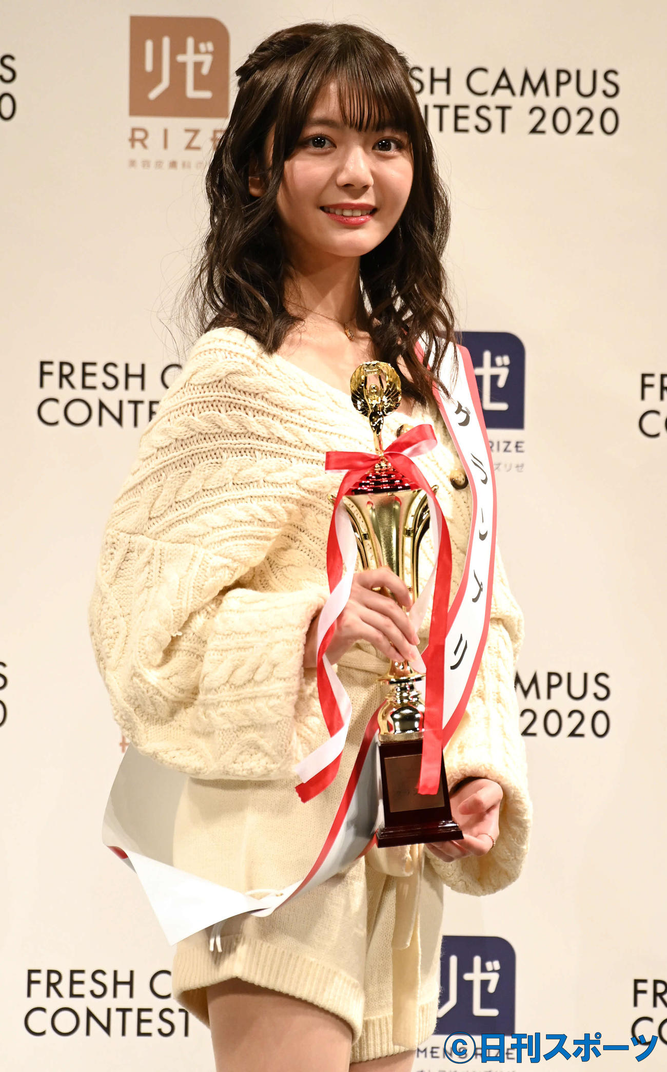 FRESH　CAMPUS　CONTEST2020グランプリの石川真衣は笑顔を見せる（撮影・山崎安昭）