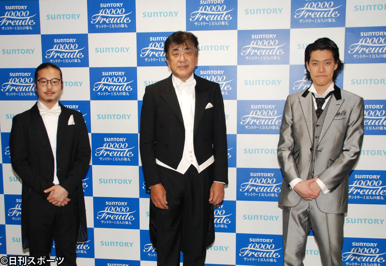 左からゲストのピアニスト反田恭平氏、総監督、指揮者の佐渡裕氏、粗品（撮影・松浦隆司）