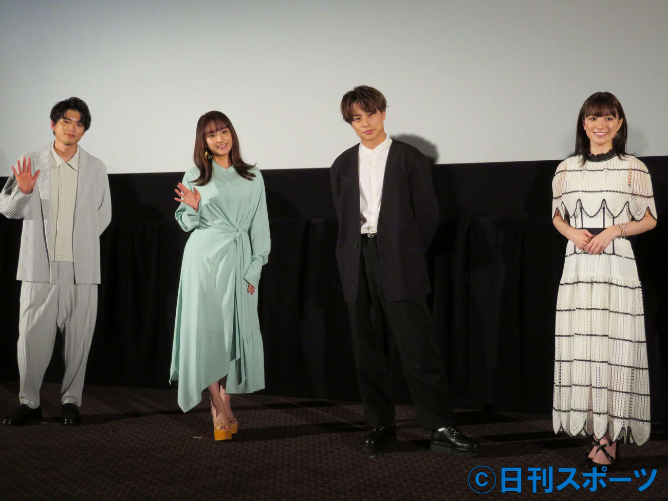 映画「10万分の1」の大ヒット舞台あいさつに出席した、左から白洲迅、平祐奈、白浜亜嵐、優希美青（撮影・三須佳夏）