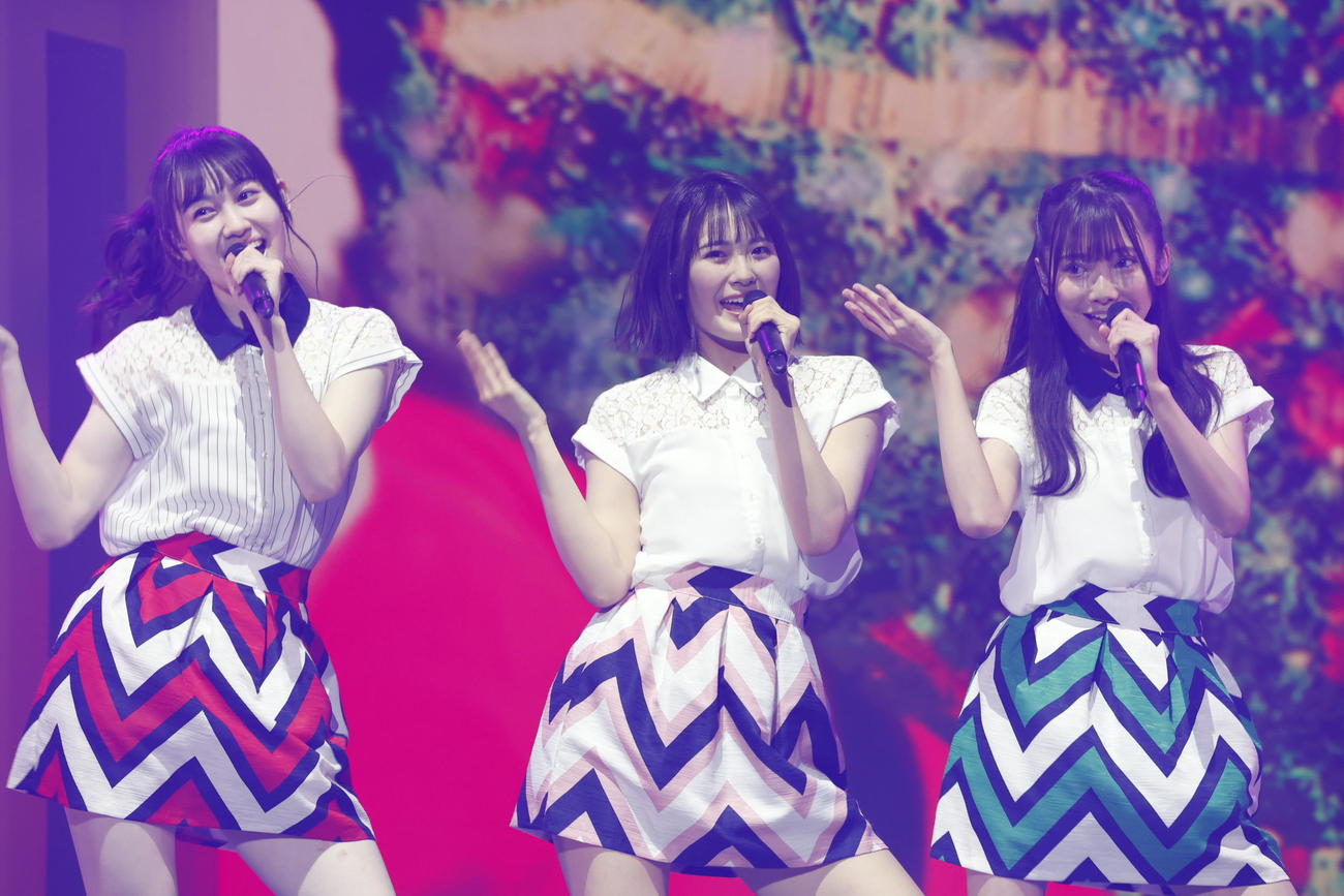 「Threefold　choice」を披露した乃木坂46の4期生。左から松尾美佑、清宮レイ、黒見明香