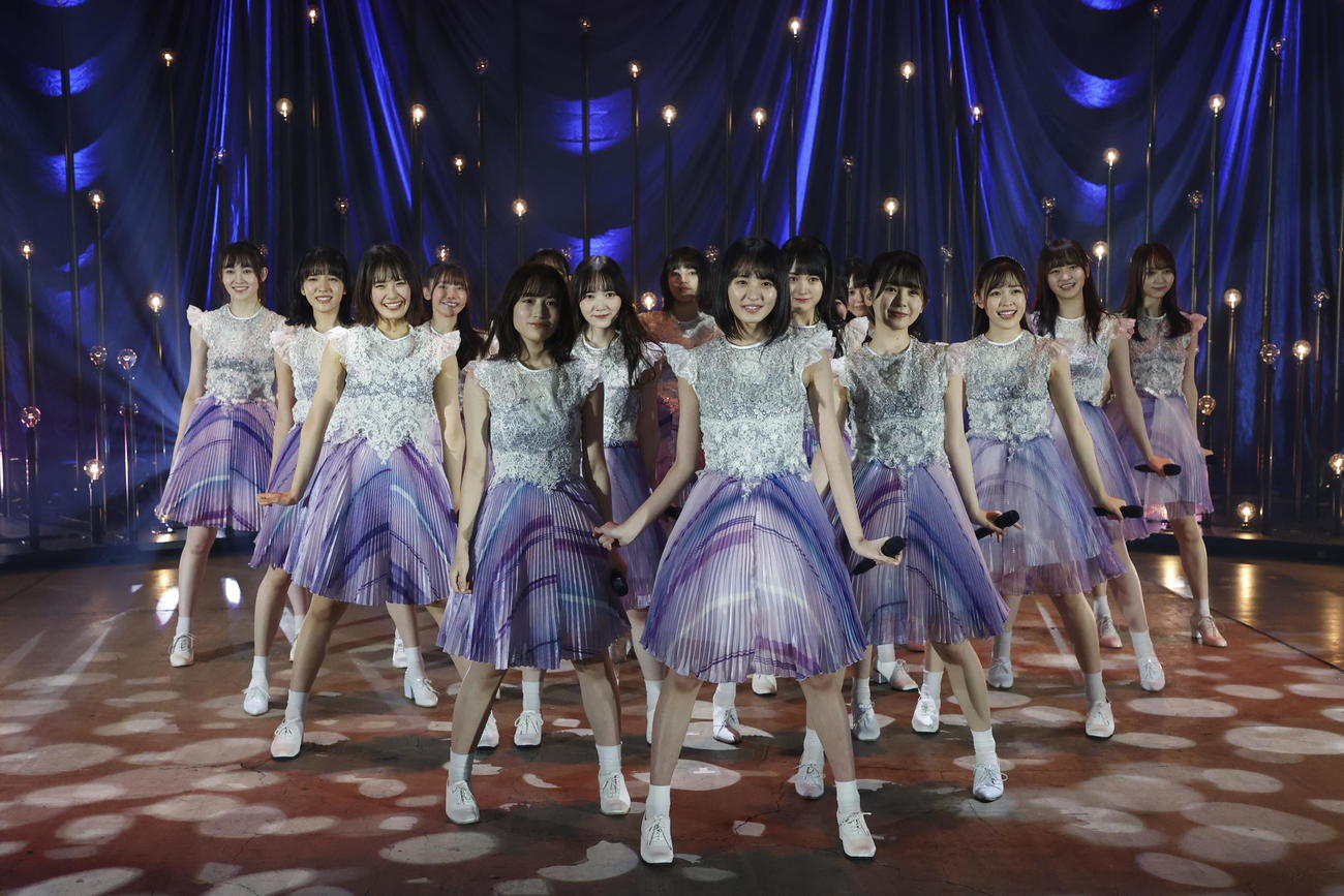 4期生ライブ開催した乃木坂46の4期生16人。センターは遠藤さくら