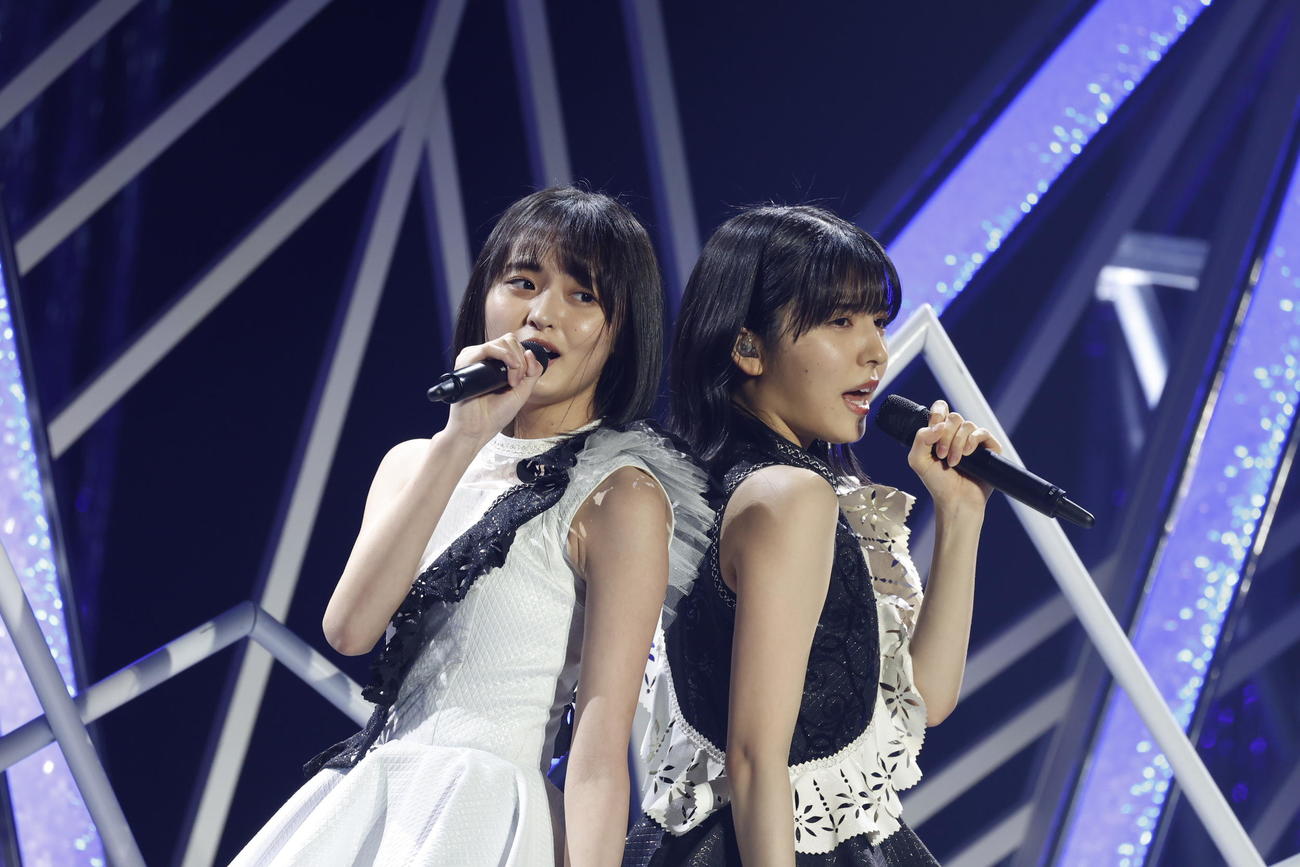 「心のモノローグ」を披露した乃木坂46の4期生。左から遠藤さくら、早川聖来