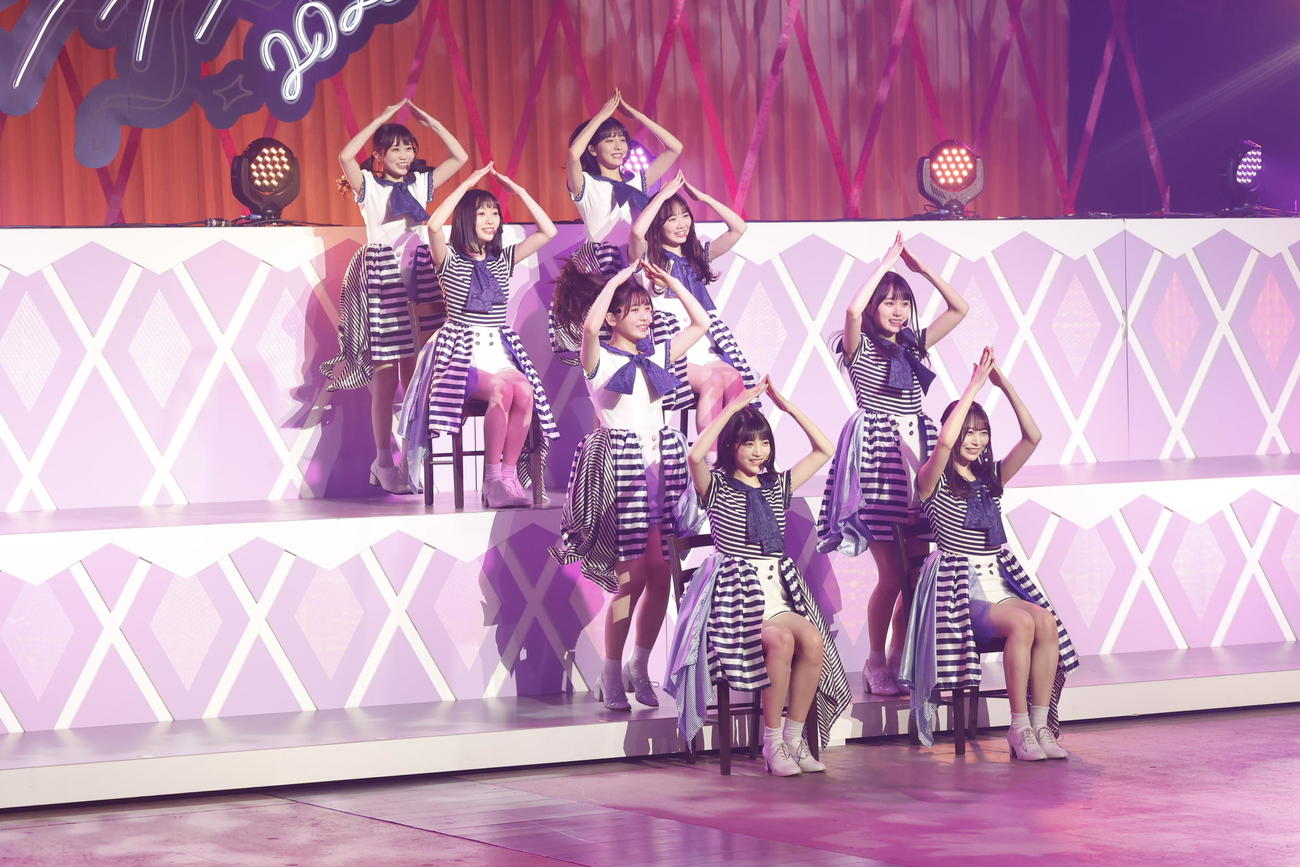 「ロマンティックいか焼き」を披露した乃木坂46の4期生