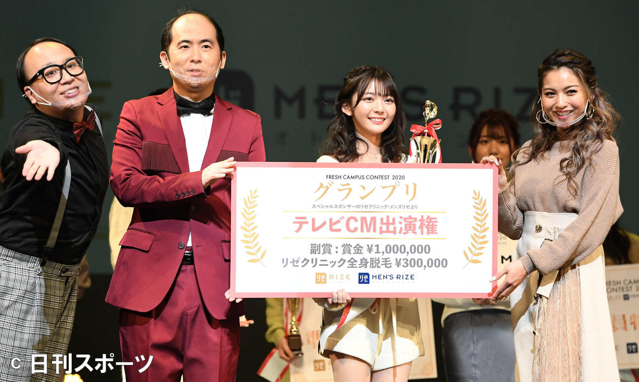 FRESH　CAMPUS　CONTEST2020グランプリの石川真衣さん（左から3人目）はゆきぽよ（右）、トレンディエンジェルと一緒に記念撮影（撮影・山崎安昭）
