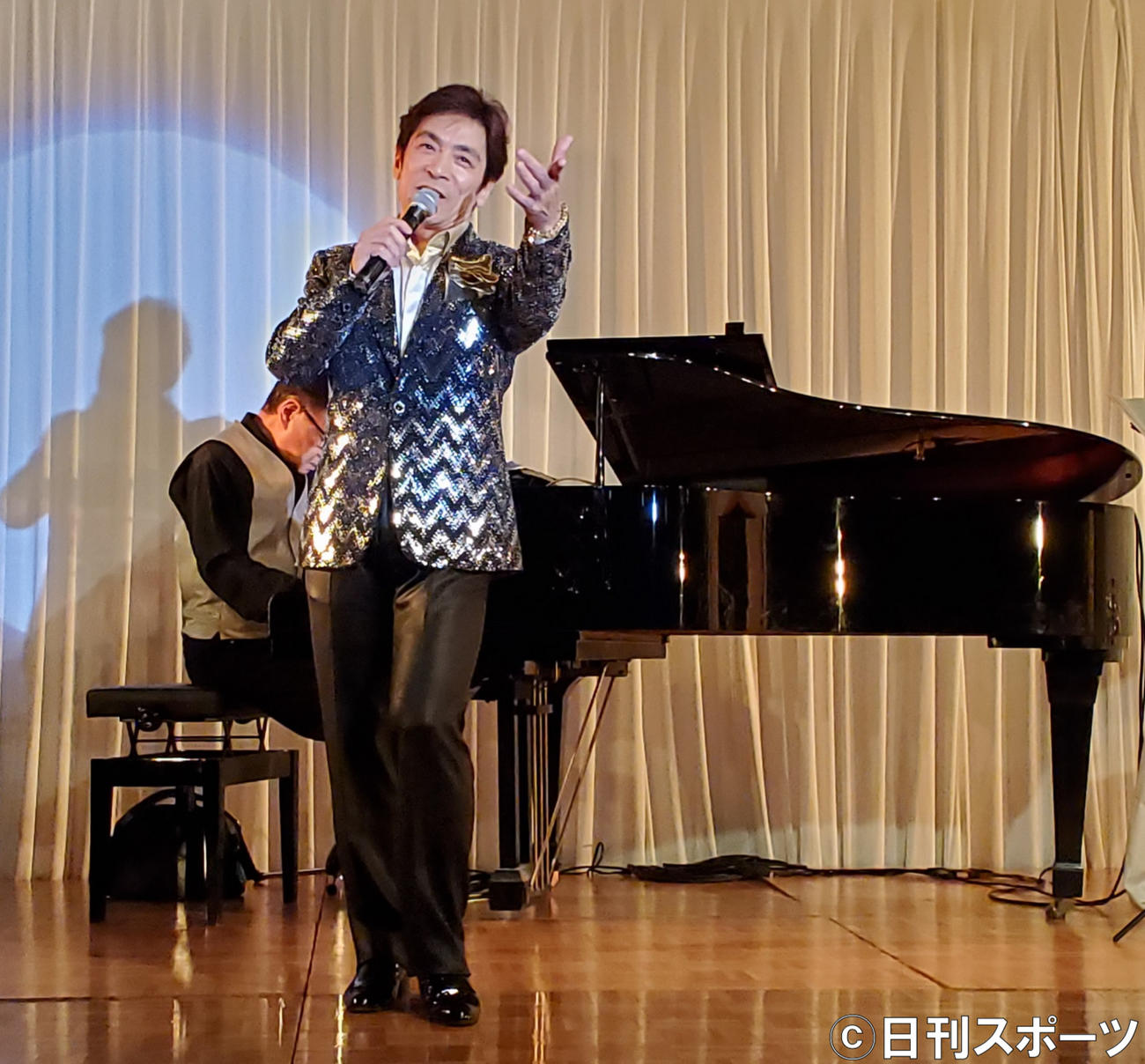 ディナーショーで新曲を披露した吉村明紘