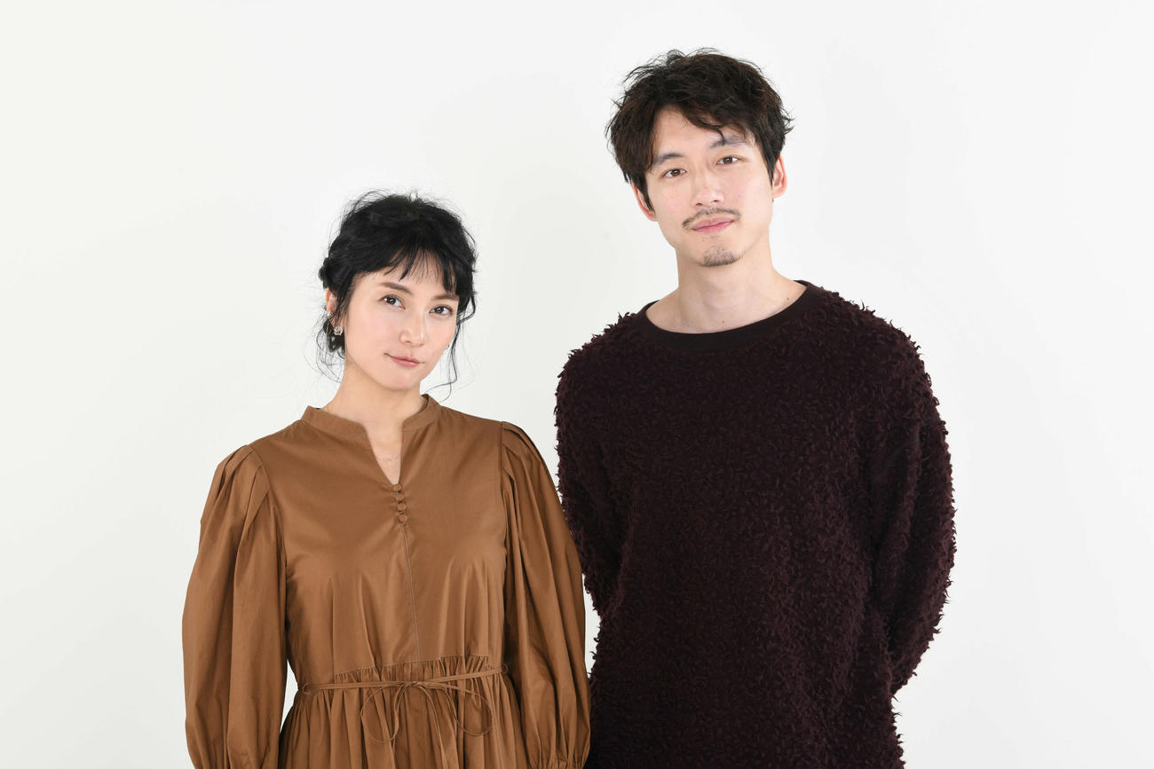 「35歳の少女」に出演している柴咲コウ（左）と坂口健太郎