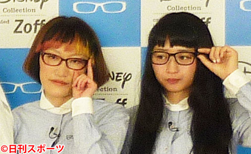 スパイク松浦志穂、小川暖奈（右）（2013年12月18日撮影）