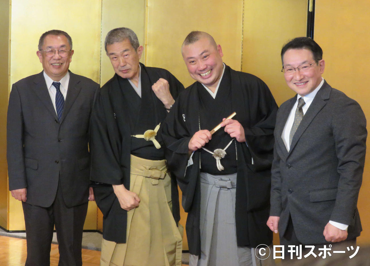 桂宮治（右から2番目）の真打ち昇進会見が行われ、落語芸術協会会長の春風亭昇太（右端）、副会長の春風亭柳橋（左端）、師匠の桂伸治が出席