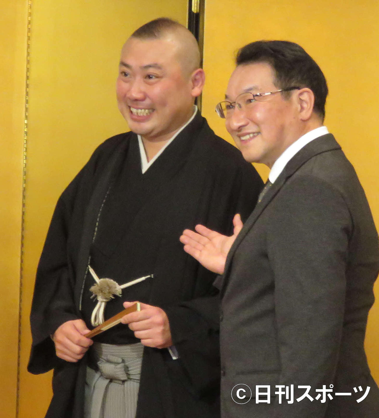 真打ち昇進会見を行った桂宮治（左）、落語芸術協会会長の春風亭昇太