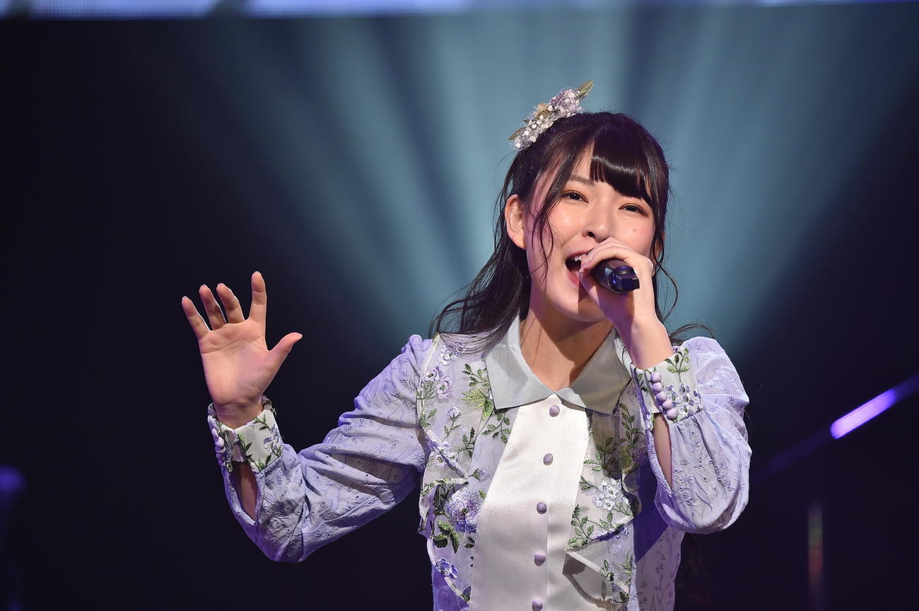 「第3回AKB48グループ歌唱力No．1決定戦」で熱唱するNGT48三村妃乃