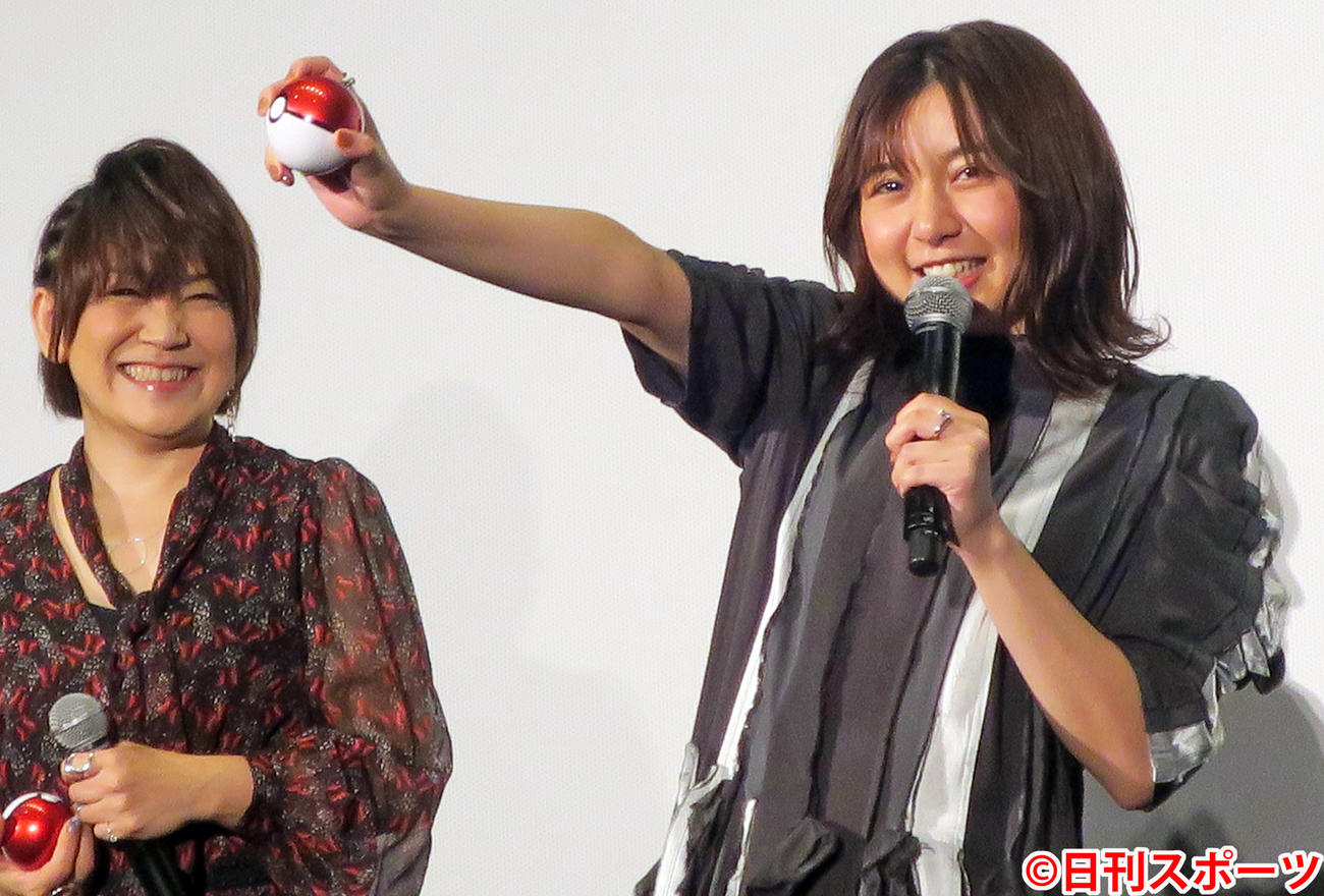 「劇場版ポケットモンスター　ココ」の完成披露試写会でモンスターボールを手にする上白石萌歌（右）。左はサトシ役の声優松本梨香